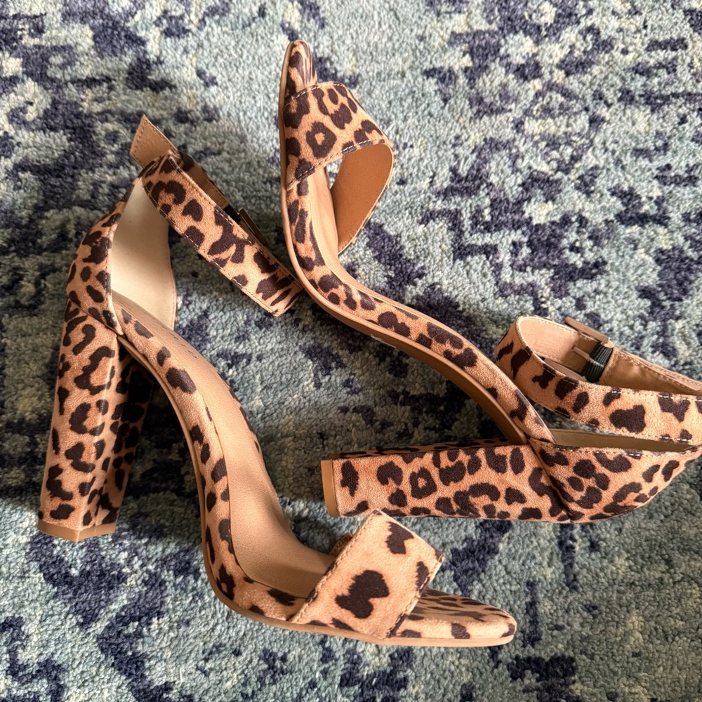 Torrid Leopard Print Sandal Heels With Strap & Buckle Closure Size 9.5W - Picture 5 of 7